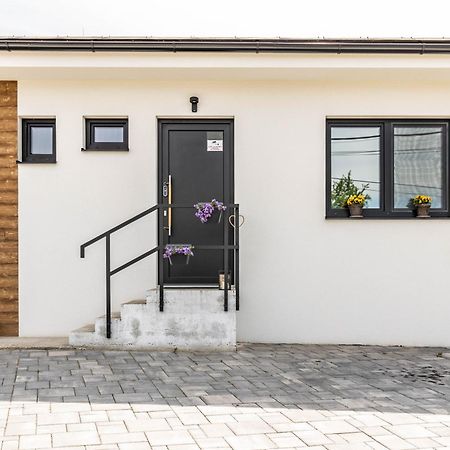 Sunny Apartment With Free Parking Zvolen Esterno foto