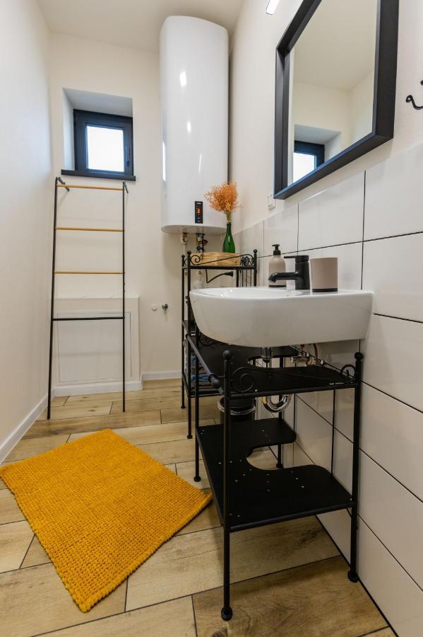 Sunny Apartment With Free Parking Zvolen Esterno foto