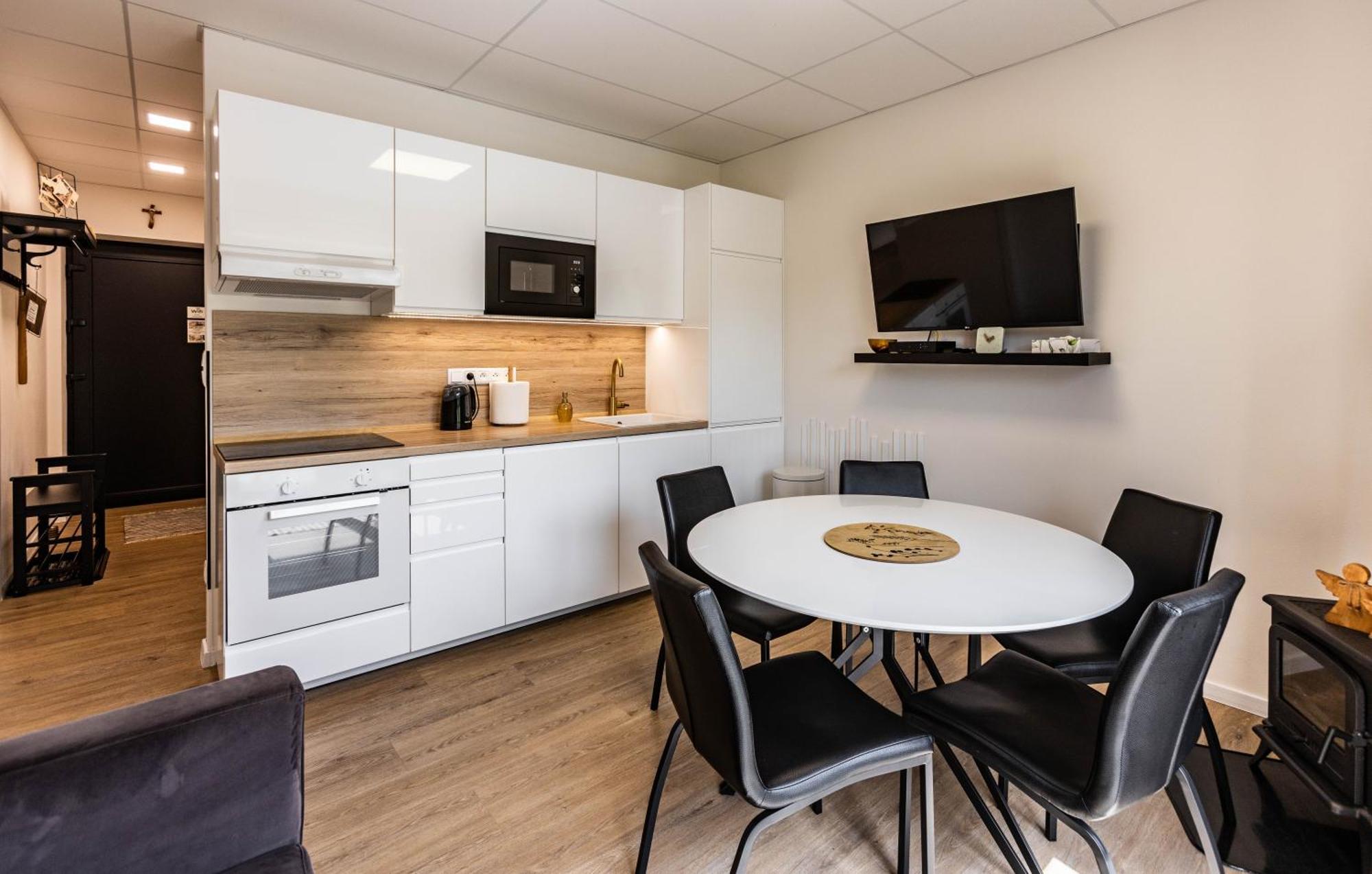 Sunny Apartment With Free Parking Zvolen Esterno foto