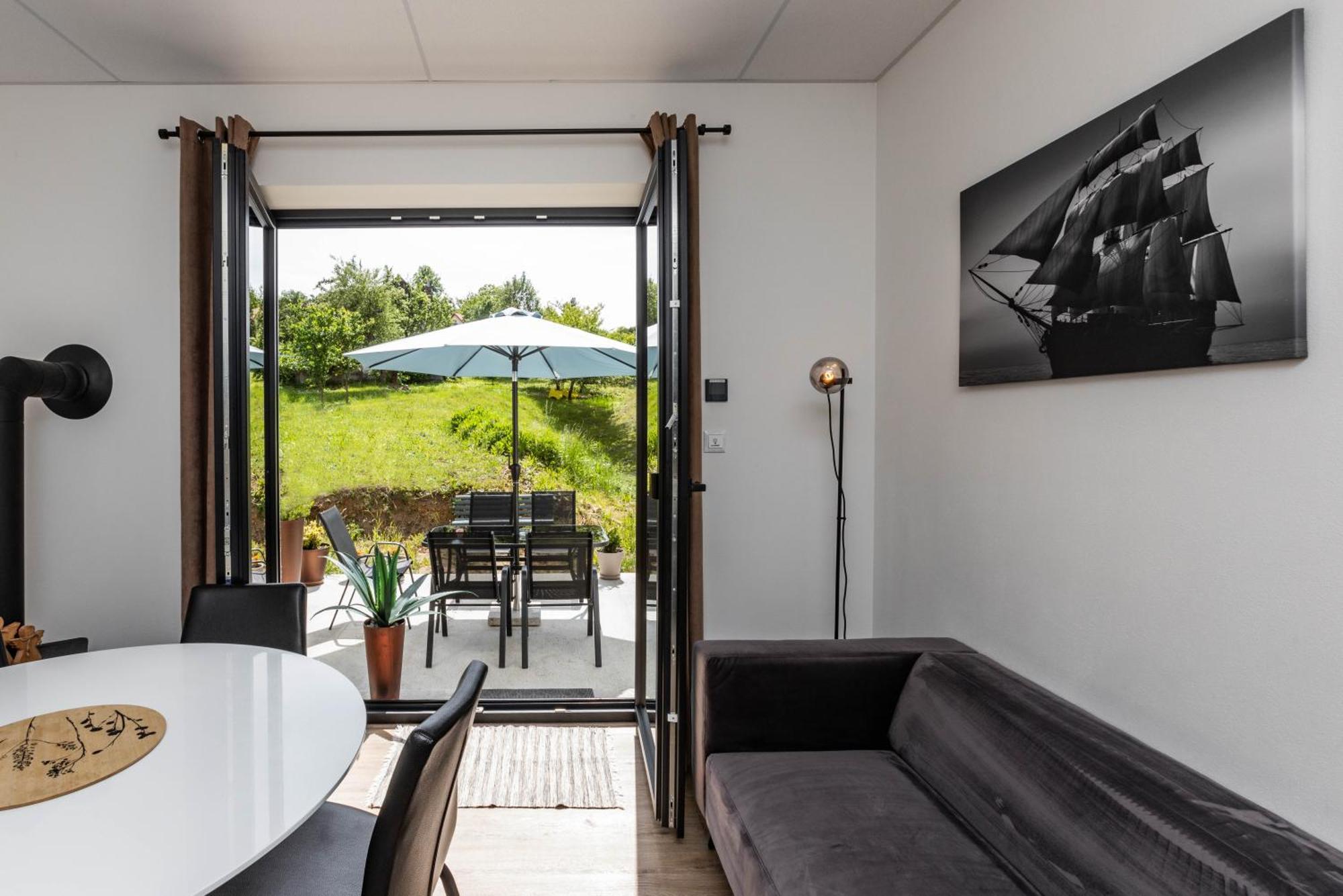 Sunny Apartment With Free Parking Zvolen Esterno foto